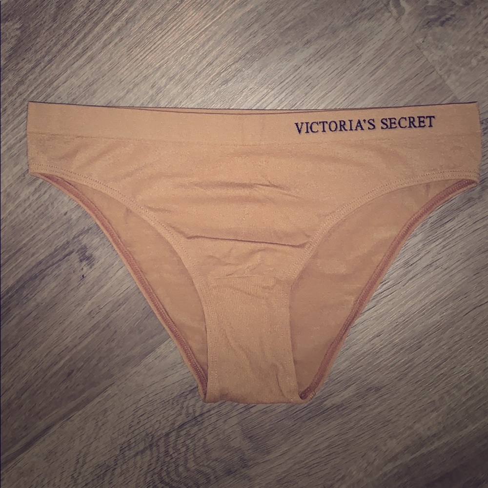 VS Tan Seamless cheekini NWOT